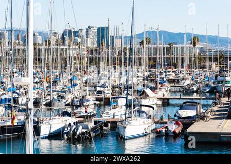 Blick vom Olympiahafen auf den Yachthafen von Barcelona Barcelona Barcelona Katalonien Spanien *** Blick vom Olympiahafen auf den Yachthafen von Barcelona Barcelo Stockfoto