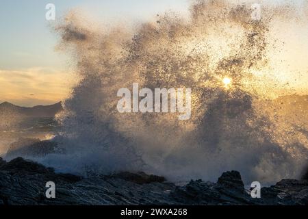 Wellen krachen bei Sonnenuntergang auf Klippen. Hochwertige Fotos Stockfoto