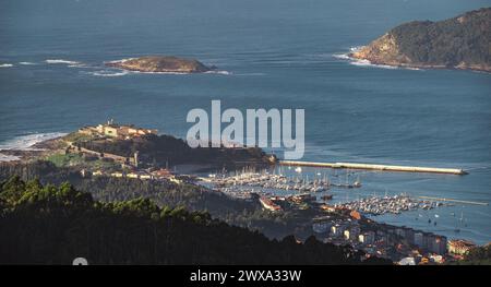 Baiona Stadtburg und Docks Blick von einem nahe gelegenen Berg Stockfoto