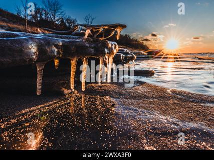 Eisformationen am Ufer des Lake Michigan, Indiana Dunes. Stockfoto