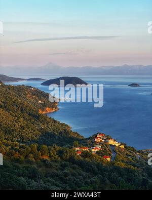 Weiß getünchte Gebäude im Dorf Glossa auf der griechischen Insel Skopelos Stockfoto