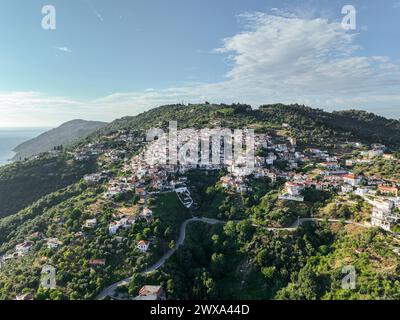 Weiß getünchte Gebäude im Dorf Glossa auf der griechischen Insel Skopelos Stockfoto