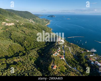 Weiß getünchte Gebäude im Dorf Glossa auf der griechischen Insel Skopelos Stockfoto