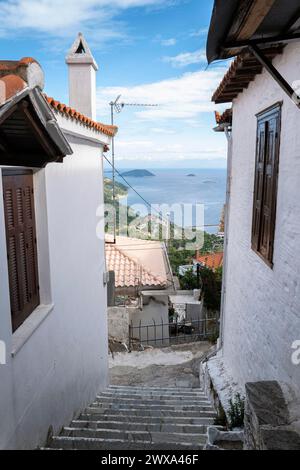 Eine Gasse im Dorf Glossa auf der griechischen Insel Skopelos Stockfoto