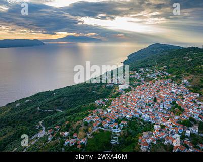 Weiß getünchte Gebäude im Dorf Glossa auf der griechischen Insel Skopelos Stockfoto