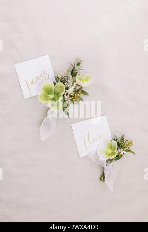 Schicke Hochzeits-Boutonniere mit goldenen Schriftzeichen Stockfoto