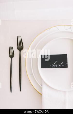 Elegantes Ambiente für die Braut mit goldenen Details Stockfoto