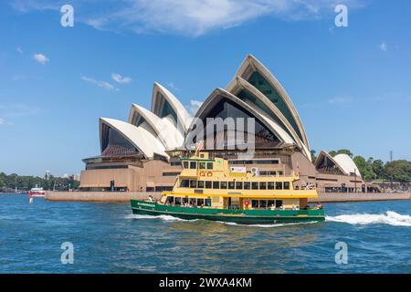 Die Fähre nach Scarborough fährt vorbei an Sydney Opera House, Sydney Harbour, Sydney, New South Wales, Australien Stockfoto