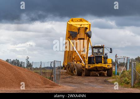 Transportwagen, der Erde in einem Steinbruch entlädt. Stockfoto