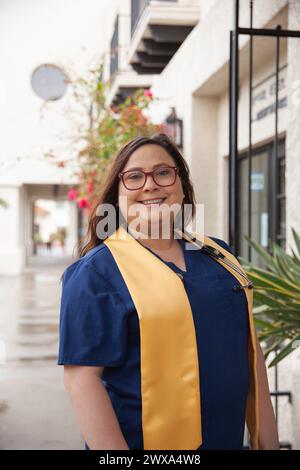 Junge Frau mit Brille, die Peelings mit Stethoskop trägt Stockfoto