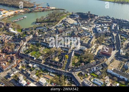 Luftbild, Rheinpromenade mit Ausflugsschiff und Innenstadtansicht City Wohngebiet, Neubau vivAtrium Emmerich, Kath. Kirche St. Aldegundis, Städtische Gesamtschule Emmerich am Rhein, hinten der Containerhafen Emmerich und Rhein-Waal-Terminal, Emmerich, Emmerich am Rhein, Nordrhein-Westfalen, Deutschland ACHTUNGxMINDESTHONORARx60xEURO *** Luftansicht, Rheinpromenade mit Ausflugsboot und Stadtzentrumsblick Stadtwohnviertel, NeubauvivAtrium Emmerich, katholische Kirche St. Aldegundis, Stadtschule Rhein, Stadtschule Emmerich, Emmerich, Stadtschule hinter dem Containerhafen Emmerich und Rhein-Waal-Term Stockfoto