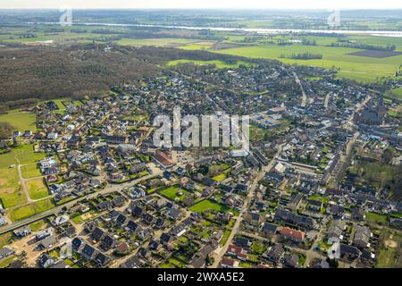 Luftbild, Wohngebiet Ortsansicht Ortsteil Elten, hinten der Fluss Rhein und neuer Ruhehafen Spijk, Elten, Emmerich am Rhein, Nordrhein-Westfalen, Deutschland ACHTUNGxMINDESTHONORARx60xEURO *** Luftbild, Wohngebiet, Bezirk Elten, im Hintergrund der Rhein und der neue Jachthafen Spijk, Elten, Emmerich am Rhein, Nordrhein-Westfalen, Nordrhein-Westfalen, Deutschland ATTTRAxEmmerich am Rhein Stockfoto