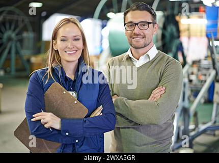 Porträt, Kollegen und Manager der industriellen Logistik Fabrik, Team und Holding Clipboard für Lagerbestand. Mann, Frau und zusammen im Lagerhaus Stockfoto