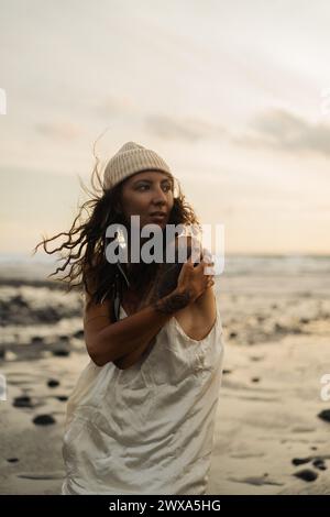 Junge Frau am Strand bei Sonnenuntergang, Medewi Stockfoto
