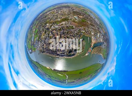 Luftbild, Wohngebiet Ortsansicht und Fluss Rhein, Rheinpark und Hafen Emmerich, Erdkugel, Fisheye Aufnahme, Fischaugen Aufnahme, 360 Grad Aufnahme, winzige Welt, kleiner Planet, Fischaugenbild, Emmerich, Emmerich am Rhein, Nordrhein-Westfalen, Deutschland ACHTUNGxMINDESTHONORARx60xEURO *** Luftaufnahme, Wohngebiet, Blick auf Stadt und Rhein, Rheinpark und Emmericher Hafen, Globus, Fischaugenbild, 360°-Bild, winzige Welt, kleiner Planet, Fischaugenbild, Emmerich, Emmerich am Rhein, Nordrhein-Westfalen, Deutschland ACHTUNGxMINDESTHONORARx60xEURO Stockfoto