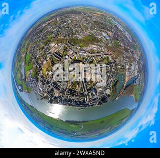 Luftbild, Wohngebiet Ortsansicht und Fluss Rhein, Rheinpark und Hafen Emmerich, Erdkugel, Fisheye Aufnahme, Fischaugen Aufnahme, 360 Grad Aufnahme, winzige Welt, kleiner Planet, Fischaugenbild, Emmerich, Emmerich am Rhein, Nordrhein-Westfalen, Deutschland ACHTUNGxMINDESTHONORARx60xEURO *** Luftaufnahme, Wohngebiet, Blick auf Stadt und Rhein, Rheinpark und Emmericher Hafen, Globus, Fischaugenbild, 360°-Bild, winzige Welt, kleiner Planet, Fischaugenbild, Emmerich, Emmerich am Rhein, Nordrhein-Westfalen, Deutschland ACHTUNGxMINDESTHONORARx60xEURO Stockfoto