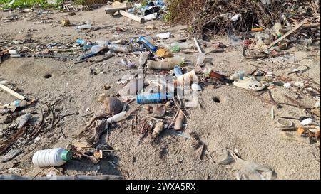 Ein Müllhaufen, der die Ruhe eines Sandstrandes stört und die natürliche Schönheit mit der von Menschen verursachten Verschmutzung kontrastiert. Chantaburi Thailand Stockfoto