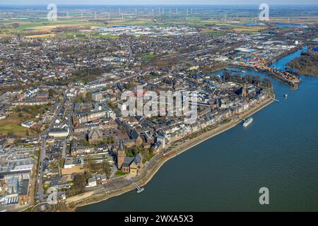 Luftbild, Stadtansicht und Rheinpromenade Fluss Rhein, Rathaus Stadtverwaltung am Geistmarkt, Kath. Kirche St. Aldegundis und evang. Christuskirche und Kath. Kirche St. Martini, Fernsicht mit Windrädern im Hintergrund, Containerhafen, Emmerich, Emmerich am Rhein, Nordrhein-Westfalen, Deutschland ACHTUNGxMINDESTHONORARx60xEURO *** Luftsicht, Stadtblick und Rheinpromenade Rhein, Rathaus Stadtverwaltung am Geistmarkt, katholische Kirche St. Aldegundis und evang Christuskirche und katholische Kirche St. Martini, Fernsicht mit Windrädern im Hintergrund, Containerhafen, Emmerich, Stockfoto