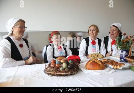 Sibenik, Kroatien. Juli 2022. Ostereier auf traditionelle Weise in Brodarica und auf der Insel Krapanj, Kroatien. Früher war es nicht möglich, Farbe für die Dekoration von Eiern zu kaufen, so dass die Menschen die Farbe mit verschiedenen Blumen, Obst und Gemüse selbst machten. Dann brachten sie die dekorierten Eier zum Ostersegen und servierten sie auf dem Ostertisch. Am 28. März 2024. Foto: Dusko Jaramaz/PIXSELL Credit: Pixsell/Alamy Live News Stockfoto