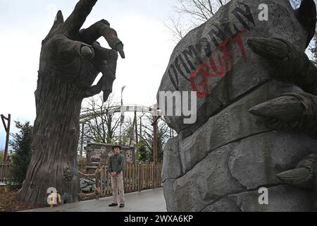 Der Zugang und der Raum für die Pre-Show sollen die Thematisierung verdeutlichen und die Parkbesucher mit auf die Reise in die Welt der Dämonen mitnehmen. Am Karfreitag eröffnete die neue Attraktion Dämonen Gruft im Heide Park Soltau Resort für Besucher. Die neumodisch Dark Ride genannte Multimedia Gruselbahn wurde in unmittelbarer Nähe zum Wing Coaster Flug der Dämonen im und rund ums ehemalige Stationsgebäude einer alten Wildwasserbahn eröffnet. Auf rund 600 Quadratmetern investierte Merlin knapp sieben Millionen Euro in den 5 minütigen Trip in die geheimnisvollen Katakomben des Parks. Ein A Stockfoto