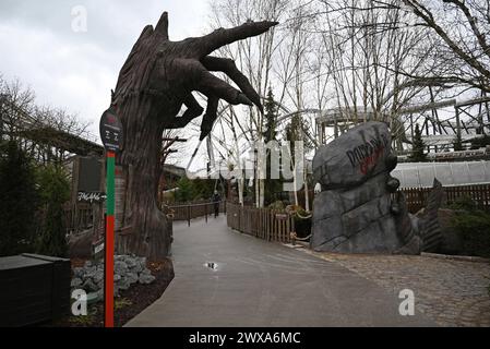 Der Zugang und der Raum für die Pre-Show sollen die Thematisierung verdeutlichen und die Parkbesucher mit auf die Reise in die Welt der Dämonen mitnehmen. Am Karfreitag eröffnete die neue Attraktion Dämonen Gruft im Heide Park Soltau Resort für Besucher. Die neumodisch Dark Ride genannte Multimedia Gruselbahn wurde in unmittelbarer Nähe zum Wing Coaster Flug der Dämonen im und rund ums ehemalige Stationsgebäude einer alten Wildwasserbahn eröffnet. Auf rund 600 Quadratmetern investierte Merlin knapp sieben Millionen Euro in den 5 minütigen Trip in die geheimnisvollen Katakomben des Parks. Ein A Stockfoto