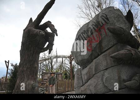 Der Zugang und der Raum für die Pre-Show sollen die Thematisierung verdeutlichen und die Parkbesucher mit auf die Reise in die Welt der Dämonen mitnehmen. Am Karfreitag eröffnete die neue Attraktion Dämonen Gruft im Heide Park Soltau Resort für Besucher. Die neumodisch Dark Ride genannte Multimedia Gruselbahn wurde in unmittelbarer Nähe zum Wing Coaster Flug der Dämonen im und rund ums ehemalige Stationsgebäude einer alten Wildwasserbahn eröffnet. Auf rund 600 Quadratmetern investierte Merlin knapp sieben Millionen Euro in den 5 minütigen Trip in die geheimnisvollen Katakomben des Parks. Ein A Stockfoto