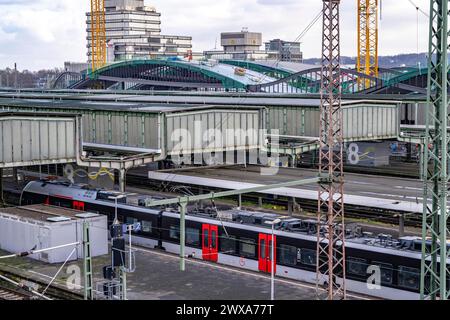 Modernisierung des Duisburger Hauptbahnhofs, die Bahnsteige der 13 Gleise werden erneuert, die alten Flachdächer werden durch Wellblech ersetzt Stockfoto