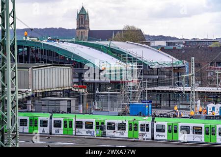 Modernisierung des Duisburger Hauptbahnhofs, die Bahnsteige der 13 Gleise werden erneuert, die alten Flachdächer werden durch Wellblech ersetzt Stockfoto