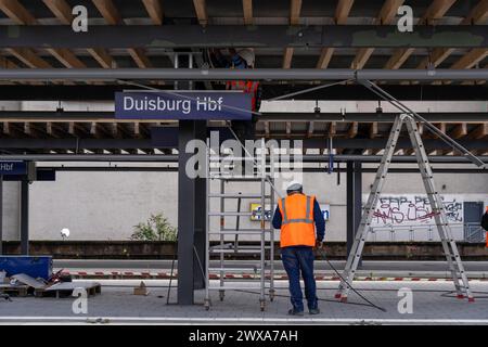 Modernisierung des Duisburger Hauptbahnhofs, die Bahnsteige der 13 Gleise werden erneuert, die alten Flachdächer werden durch Wellblech ersetzt Stockfoto