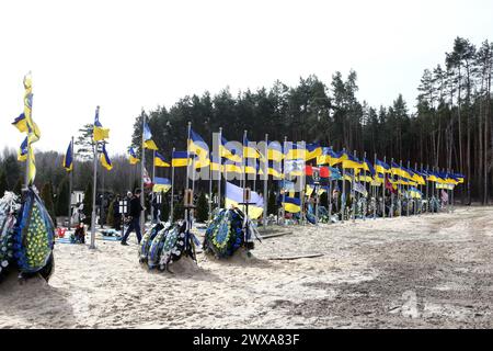 IRPIN, UKRAINE - 28. MÄRZ 2024 - Nationalflaggen fliegen auf dem Friedhof der Stadt Irpin zum zweiten Jahrestag der Befreiung der Stadt von den russischen Invasoren in Irpin, Kiew, Nordukraine. Stockfoto