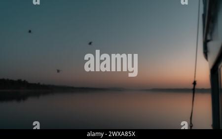Verschwommene Sonnenuntergangslandschaft auf dem Nil Stockfoto