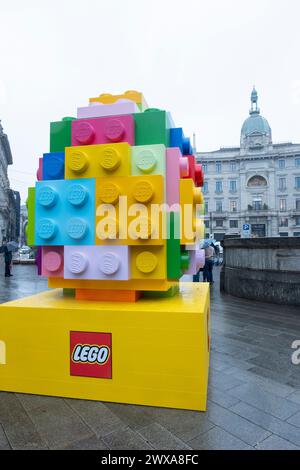 Mailand, Italien. März 2024. Via Dante. Apertura nuovo LegoStore.- Cronaca- Milano, Italia - Venerd&#xec; 29 Marzo 2024(Foto Alessandro Cimma/Lapresse) Dante Street. New LegoStore Opening.- News- Mailand, Italien - Freitag, 29. März 2024 (Foto Alessandro Cimma/Lapresse) Credit: LaPresse/Alamy Live News Stockfoto