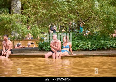 Furnas, Azoren, Juni, 06.2022; Landschaftsblick und Menschen, die im Thermalsee im Terra Nostra Park schwimmen, mit Wasser bei unterschiedlichen Temperaturen in unterschiedlichen Wassertemperaturen Stockfoto