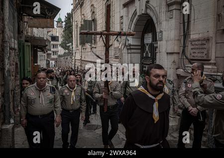 Jerusalem, Israel. März 2024. Christliche Anbeter marschieren mit einem Kreuz während der Karfreitagsprozession. Quelle: Ilia Yefimovich/dpa/Alamy Live News Stockfoto