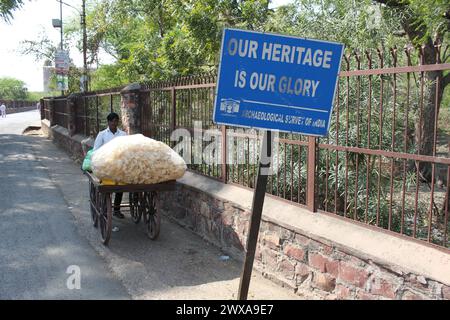 Fatehpur Sikri India, 10. März 2019: Blaues Schild sagt, dass unser Erbe unsere Ehre ist, durch die archäologische Untersuchung Indiens vor einem Zaun zu Jama Masjid Stockfoto