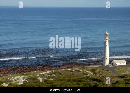 Leuchtturm von Slangkop und Westkap Küste mit Blick über Meer bis Horizont, Kommetjie, Kapstadt, Südafrika Stockfoto