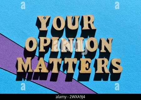 Ihre Meinung ist wichtig, Wörter in Holzbuchstaben isoliert auf dem Hintergrund als Bannerüberschrift Stockfoto