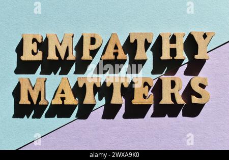 Empathie zählt, Wörter in Holzbuchstaben isoliert auf dem Hintergrund als Bannerüberschrift Stockfoto