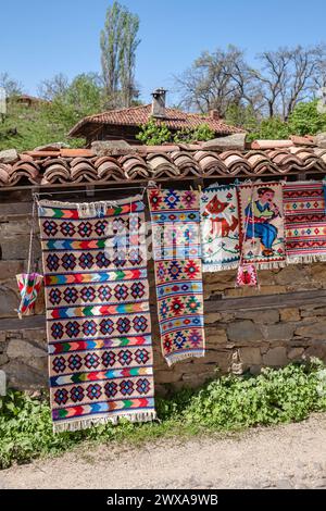 Details aus einem Haus im bulgarischen Revival-Stil. Selektiver Fokus mit geringer Schärfentiefe. Stockfoto