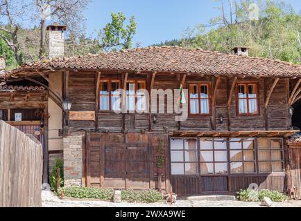 Details aus einem Haus im bulgarischen Revival-Stil. Selektiver Fokus mit geringer Schärfentiefe. Stockfoto