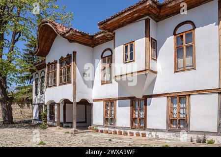 Details aus einem Haus im bulgarischen Revival-Stil. Selektiver Fokus mit geringer Schärfentiefe. Stockfoto