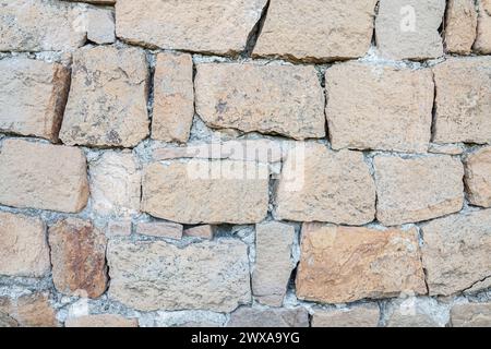 Wandverkleidung horizontal angeordneter Steine. Selektiver Fokus mit geringer Schärfentiefe. Stockfoto