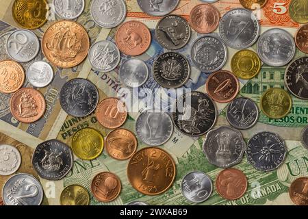 Eine Sammlung von Geld aus der ganzen Welt. Stockfoto