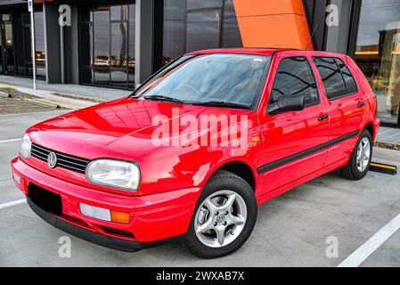 VW Volkswagen Golf Flash Rot und Schwarz auf einem sonnigen Fotoshooting am späten Nachmittag Stockfoto