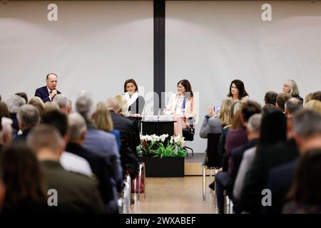 L-R Botschafter Dr. Andrej Benedej?i?, Ständiger Vertreter Sloweniens bei der NATO, Tanja Fajon, slowenische Außenministerin und Europaministerin, Irene Fellin, Sonderbeauftragte des NATO-Generalsekretärs für Frauen, Frieden und Sicherheit, Anne Linde, ehemalige schwedische Außenministerin, und Dr. Ljubica Jeluši?, ehemaliger Verteidigungsminister der Republik Slowenien, nehmen an einer Podiumsdiskussion Teil, die im Rahmen einer Feier zum 20. Jahrestag des Beitritts Sloweniens zur NATO in Brdo pri Kranju stattfand. Slowenien wurde am 29. März 2004 Mitglied der NATO. Der 20. Jahrestag wurde durch einen von gekennzeichnet Stockfoto