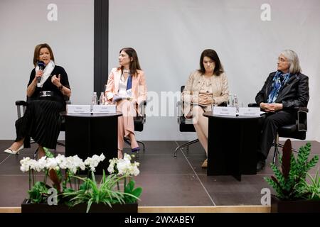 L-R Tanja Fajon, slowenische Ministerin für auswärtige und europäische Angelegenheiten, Irene Fellin, Sonderbeauftragte des NATO-Generalsekretärs für Frauen, Frieden und Sicherheit, Anne Linde, ehemalige Ministerin für auswärtige Angelegenheiten Schwedens, und Dr. Ljubica Jeluši?, ehemaliger Verteidigungsminister der Republik Slowenien, nehmen an einer Podiumsdiskussion Teil, die im Rahmen einer Feier zum 20. Jahrestag des Beitritts Sloweniens zur NATO in Brdo pri Kranju stattfand. Slowenien wurde am 29. März 2004 Mitglied der NATO. Das 20-jährige Jubiläum wurde von einer offiziellen Zeremonie geprägt, der Podiumsdiskussionen über die Themen Prestige Global und EUR vorausgingen Stockfoto