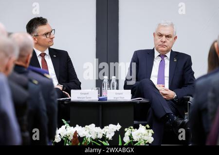 Kranj, Slowenien. März 2024. Der slowenische Verteidigungsminister Marjan Sarec (L) und der rumänische Verteidigungsminister Angel Tilvar nehmen an einer Podiumsdiskussion im Rahmen der Feier des 20. Jahrestages des Beitritts Sloweniens zur NATO in Brdo pri Kranju Teil. Slowenien wurde am 29. März 2004 Mitglied der NATO. Anlässlich des 20. Jahrestages fand eine offizielle Zeremonie statt, der Podiumsdiskussionen über dringende globale und europäische Sicherheitsfragen vorausgingen. Quelle: SOPA Images Limited/Alamy Live News Stockfoto