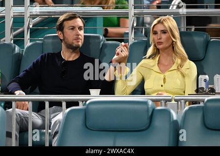 Miami Gardens FL, USA. März 2024. Ivanka Trump und Jarde Kushner sehen Carlos Alcaraz gegen Grigor Dimitrov im Viertelfinale der Männer bei den Miami Open im Hard Rock Stadium am 28. März 2024 in Miami Gardens, Florida. Quelle: Mpi04/Media Punch/Alamy Live News Stockfoto