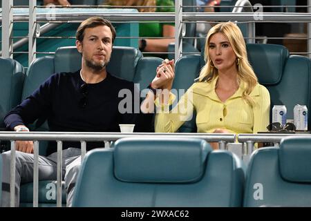 Miami Gardens FL, USA. März 2024. Ivanka Trump und Jarde Kushner sehen Carlos Alcaraz gegen Grigor Dimitrov im Viertelfinale der Männer bei den Miami Open im Hard Rock Stadium am 28. März 2024 in Miami Gardens, Florida. Quelle: Mpi04/Media Punch/Alamy Live News Stockfoto