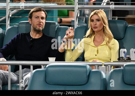 Miami Gardens FL, USA. März 2024. Ivanka Trump und Jarde Kushner sehen Carlos Alcaraz gegen Grigor Dimitrov im Viertelfinale der Männer bei den Miami Open im Hard Rock Stadium am 28. März 2024 in Miami Gardens, Florida. Quelle: Mpi04/Media Punch/Alamy Live News Stockfoto